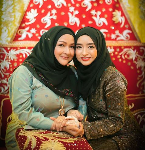 Instagram @juliamjunid Ziela sewaktu majlis berinai anak perempuannya.